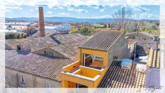 Casa en La Bisbal con Local Comercial y Garaje