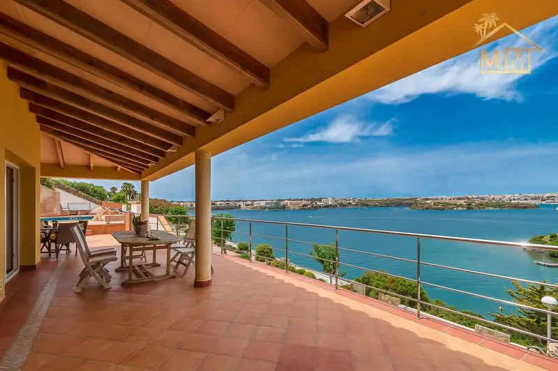 Chalet en Cala Llonga con Vistas Impresionantes