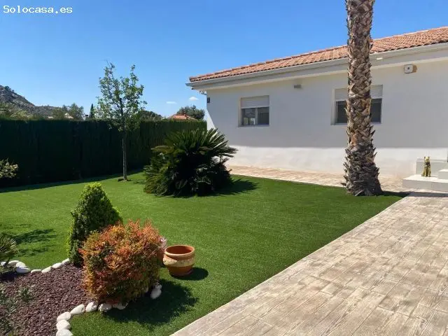 Chalet Moderno en Loma Bada Petrer con Piscina y Barbacoa