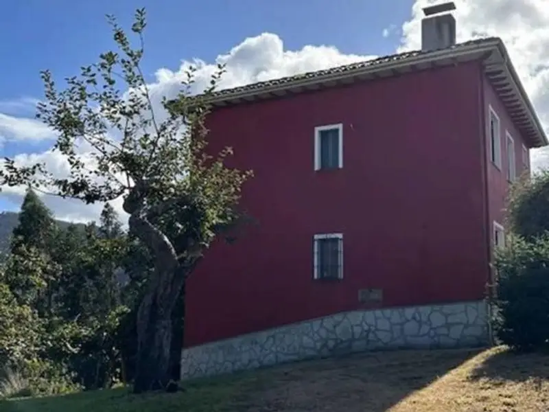 Chalet independiente en Asturias con 6 dormitorios y garaje