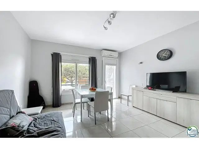 Apartamento en Roses Girona cerca de la playa con piscina