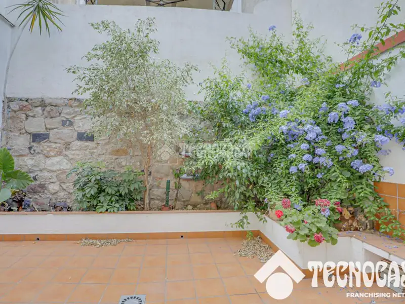 Piso en venta en Nou Barris: Propiedad de época con patio