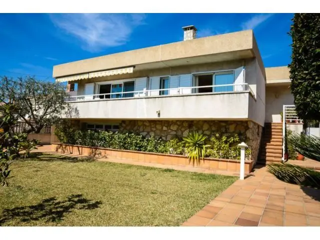 Chalet en Calafell con Piscina y Pista de Tenis
