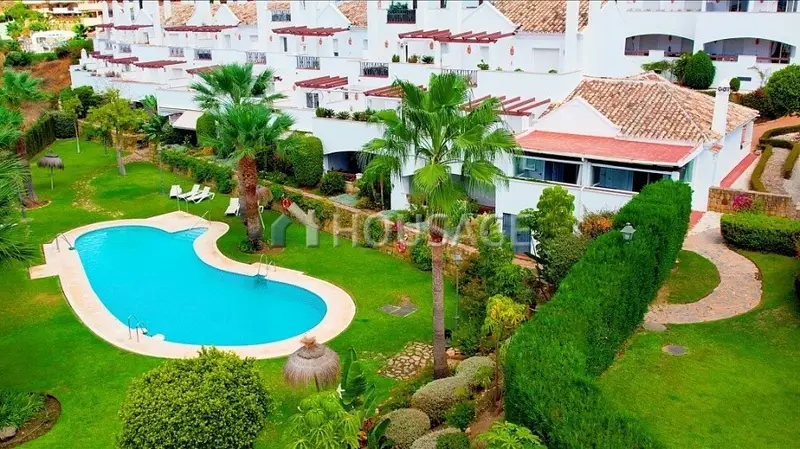 Apartamento en Nueva Andalucía con Jardín Privado y Piscina