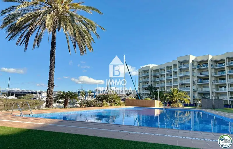 Apartamento en Roses con Vistas al Mar y Piscina