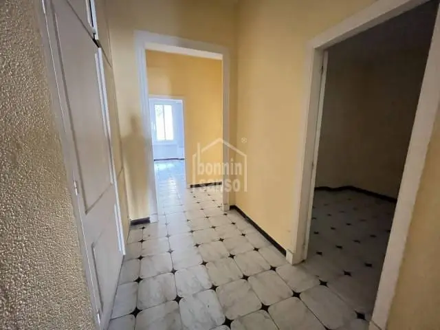 Tres Fincas en Mahón: Vivienda, Sótano y Local Comercial