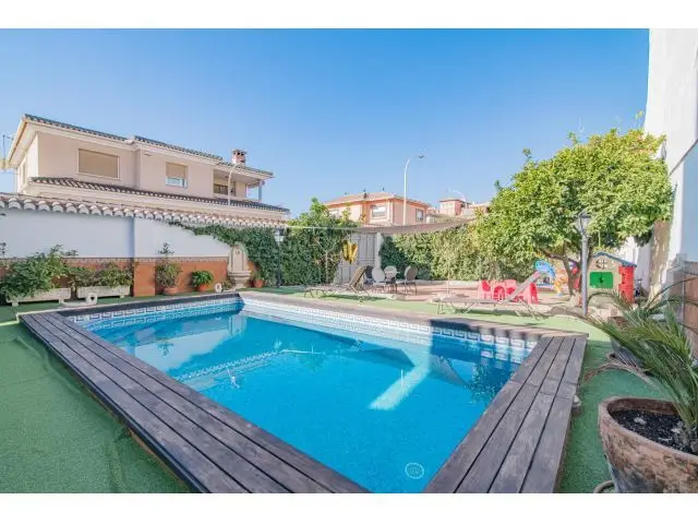 Chalet de Lujo en Maracena con Piscina y Barbacoa