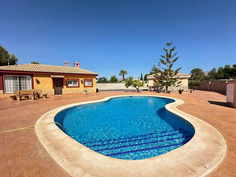 Chalet con Piscina y Terraza en El Verdegás Alicante