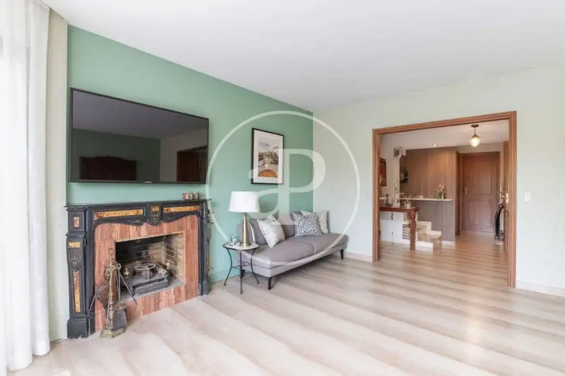 Casa en Venta en Rubí: Amplia vivienda familiar con jardín y garaje