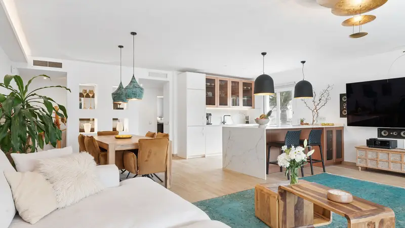 Villa Moderna en Elviria con Encanto Tradicional