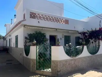 A POCOS PASOS DEL MAR, CASA CON SOLARIUM EN UN ENTORNO TRANQUILO