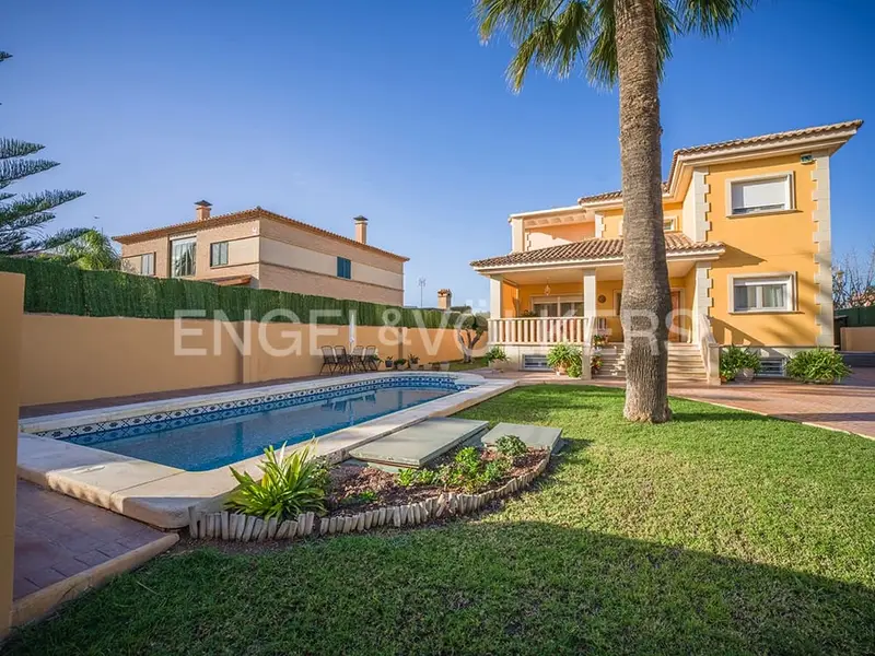 Villa en Mutxamel 4 dormitorios 3 banos 486m2