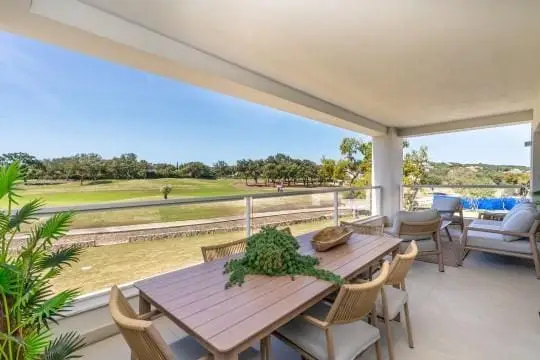 Apartamento en Sotogrande Alto con Vistas al Campo de Golf