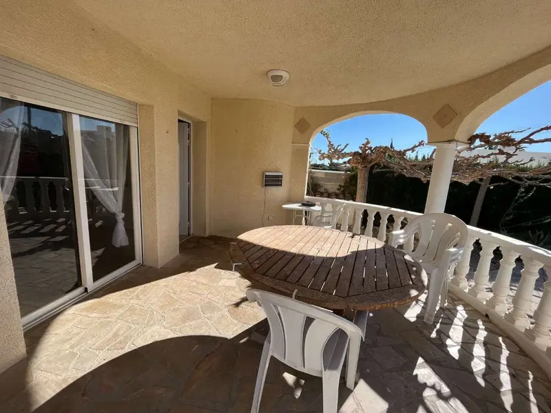 Chalet en venta con jardin y piscina privada en Tarragona