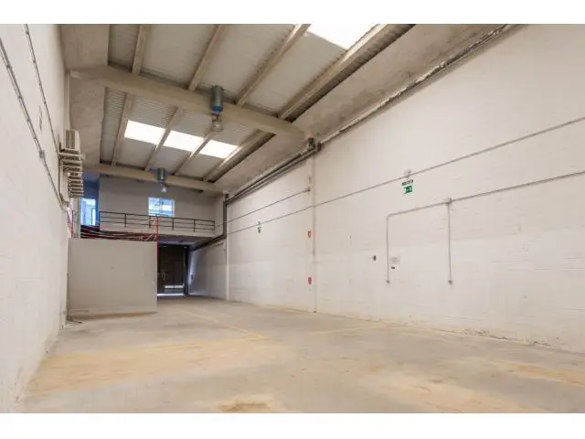 Nave Industrial en Arre 370m2 con Entreplanta de Oficinas
