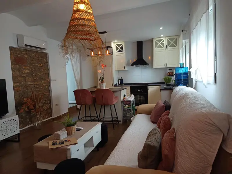 Chalet en venta en Benicarló: casa reformada con terraza y espacio adicional