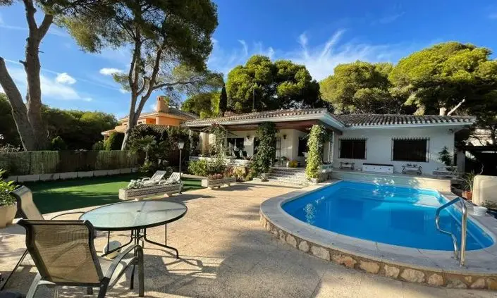 Villa 6 Dormitorios en Venta