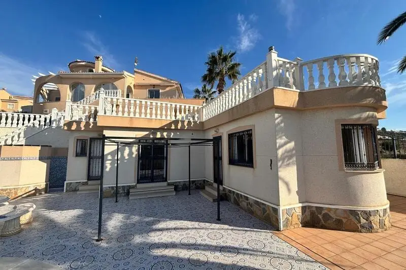 Villa de Lujo con 5 Dormitorios y Piscina Climatizada