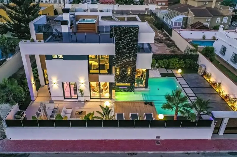 Villa de Lujo en Torrevieja 3 Dormitorios 3 Banos Cerca del Centro