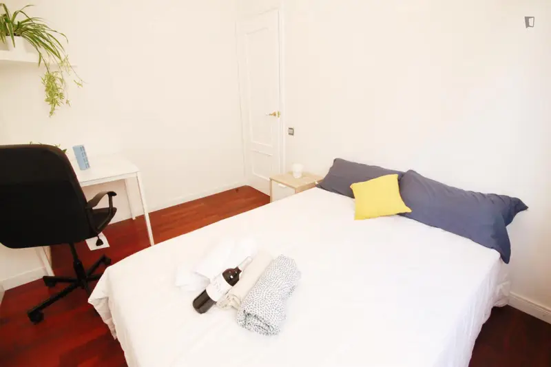 Habitacion Doble Amueblada con balcon en el Eixample