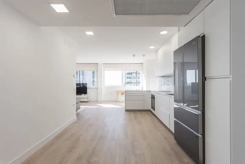 Apartamento de Lujo en Azca Madrid con Piscina y Garaje