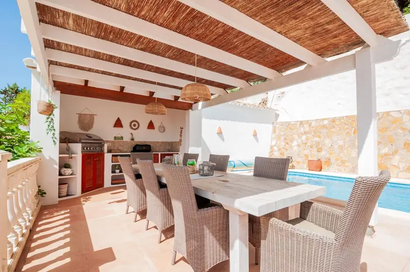 Chalet en venta en Moraira con piscina climatizada y amplios exteriores