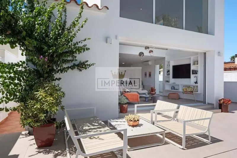 Casa de Lujo Reformada en Empuriabrava con Piscina y Amarre