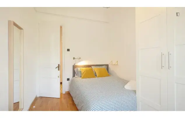 Apartamento 5 Dormitorios Barcelona Alquiler 3-24 Meses