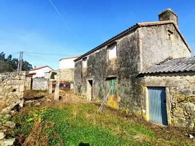 Edificaciones para restaurar en A Grixa Ponte do Porto