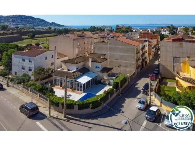 Casa Grande con Piscina y Garaje en Roses Zona Tranquila