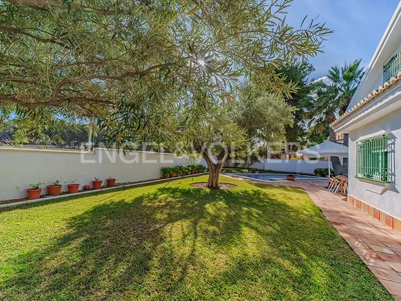 Chalet Familiar en Vistahermosa Alicante con Piscina y Placas Solares