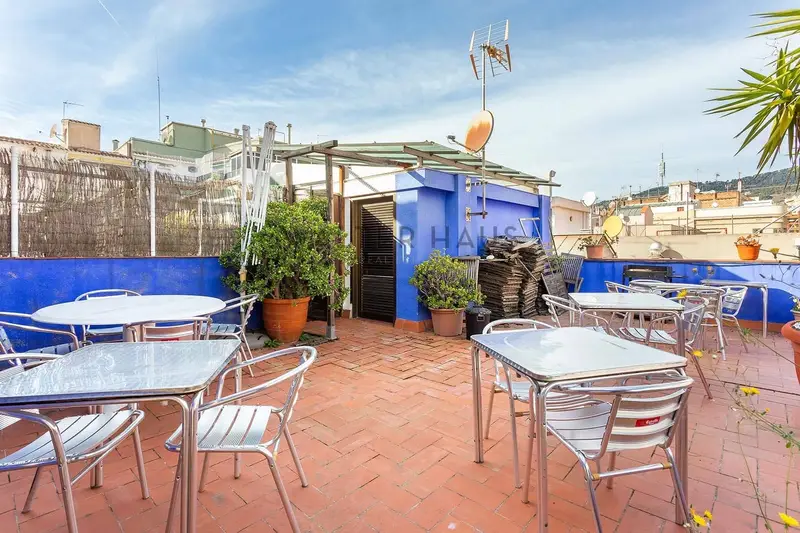 Planta Baja de Diseño en Sant Gervasi con Terraza 40m2 y Parking Opcional