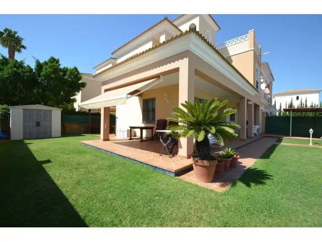Casa con Piscina Privada en Isla Canela - Cerca de la Playa
