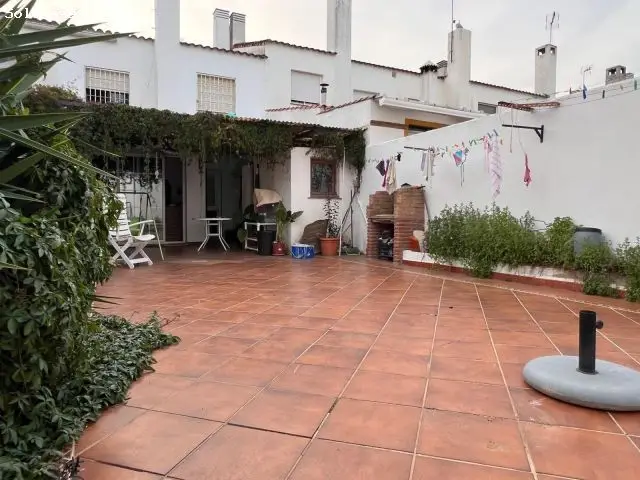 Adosado en Castellar con 4 habitaciones y patio de 70m²