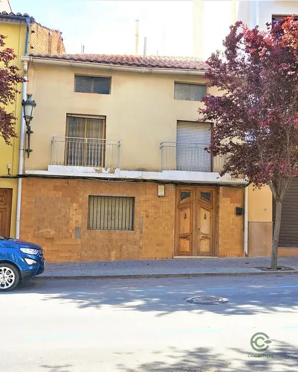 Casa en Utiel con Garaje y Patio - Ideal Familias