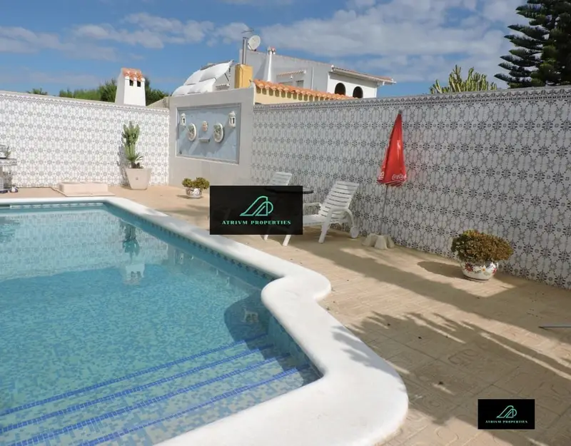Chalet en Alquiler Torrevieja: Villa con Piscina Privada
