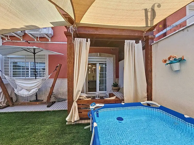 Chalet en Venta en La Pobla de Vallbona: Adosado con Piscina Privada y Placas Solares