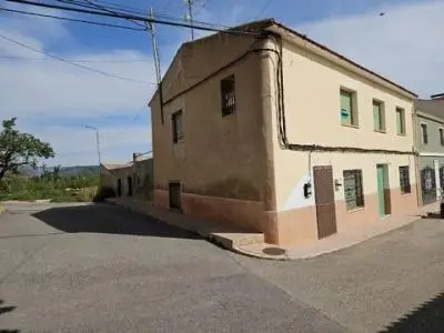 Casa amplia para reformar cerca de playas y transportes