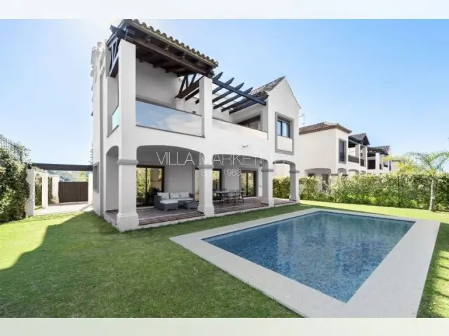Chalets Golf en Venta: Casas Adosadas de Lujo
