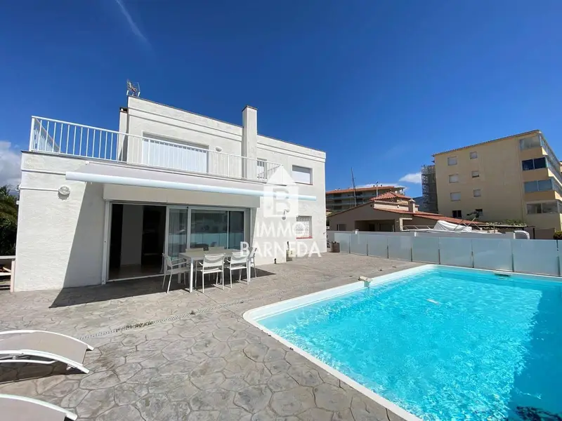 Chalet con embarcadero privado en Santa Margarita Roses