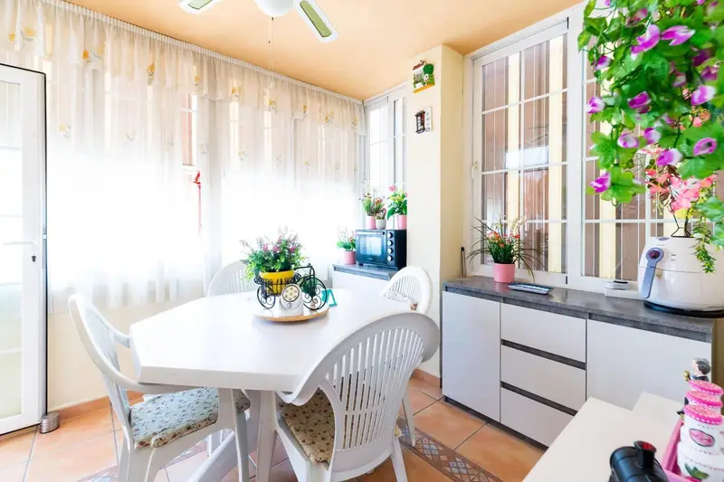 Chalet con Piscina y Placas Solares en Granada