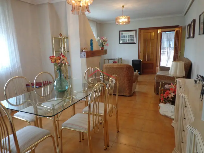 Chalet en Canto de la Parra con Jardin y Piscina