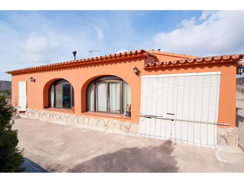 Casa con 4 Dormitorios y 2 Apartamentos en Cuatrocientas Viviendas