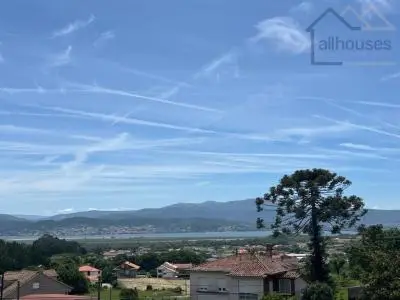 Dos Casas en Parcela de 800m² con Vistas al Miño