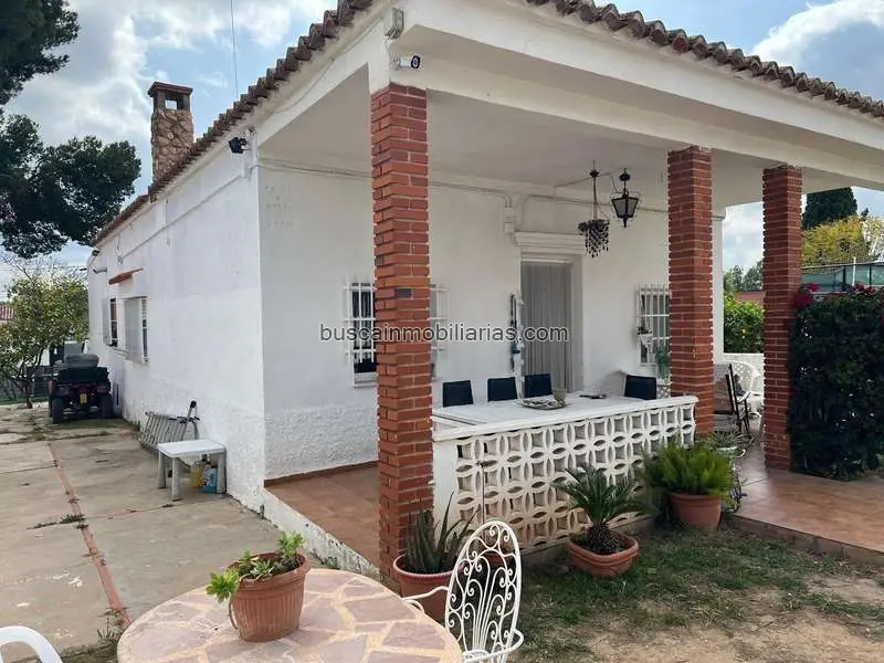 Chalet en venta cerca de Llíria con piscina y jardín