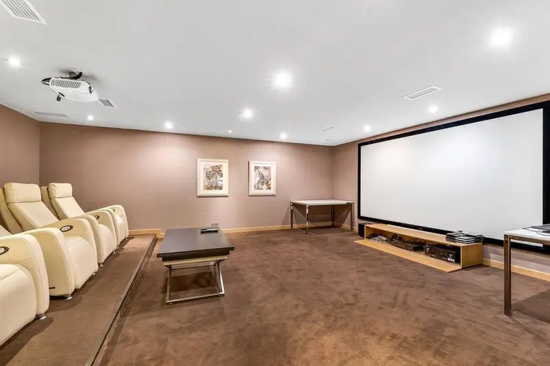 Villa de Lujo en Nueva Andalucía: Moderna, 5 Dormitorios, Piscina Infinita