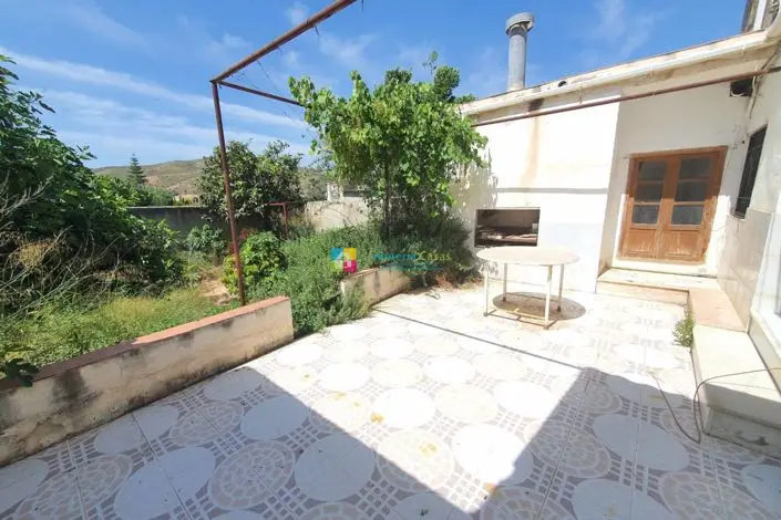 Casa de Pueblo con 6 Dormitorios y Gran Jardin