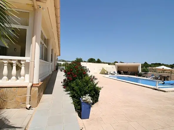 Casa Villa 4 Dormitorios Onil Alicante Piscina Jardin Amplio
