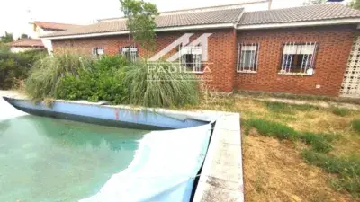 Chalet Independiente con Piscina en Venta