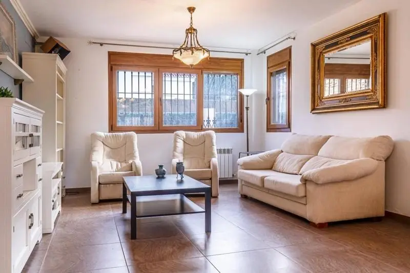 Chalet con Jardin Piscina y Garaje en Durcal Cerca de Granada